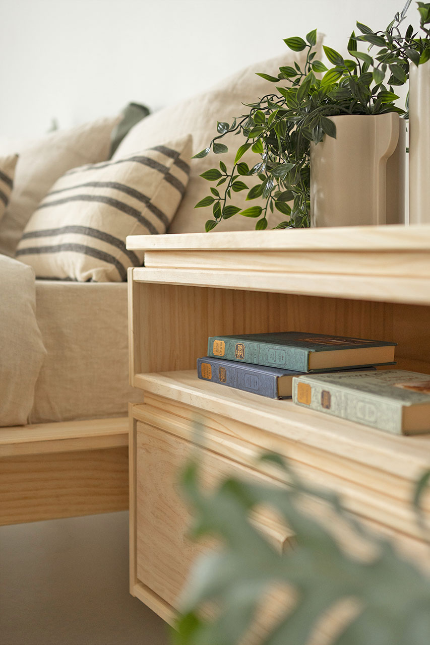 Imagen de ambiente 3 para:Mesita de noche de diseño de madera natural